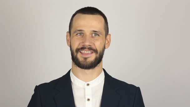 Joven hombre de negocios guapo está sonriendo y mostrando el pulgar hacia arriba con dos manos. — Vídeos de Stock