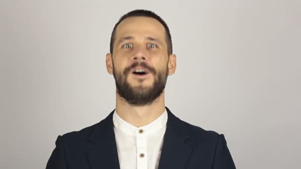 Schöner junger Geschäftsmann lächelt und klatscht aktiv in die Hände und begrüßt neue Kunden — Stockvideo