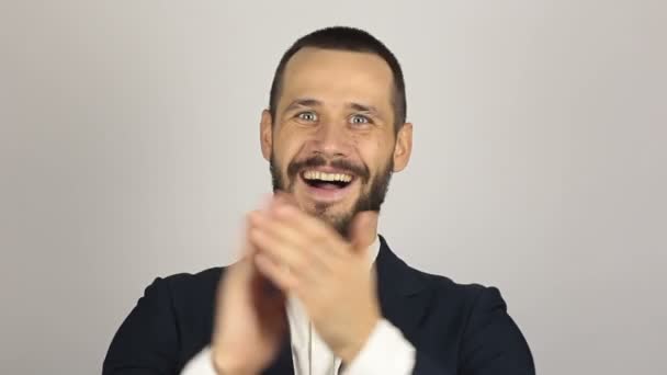 Stilig ung affärsman ler och aktivt klappa händer, hälsar nya kunder — Stockvideo