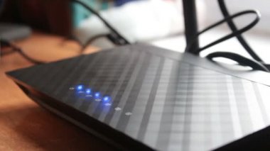 Wi-Fi yönlendiricisinde sinyal göstergesinin yanıp sönmesi. Wi-fi yönlendiricisinde kablosuz ağ göstergeleri yanıp sönüyor. Wi-Fi yönlendirici ve yanıp sönen mavi sinyal göstergeleri..