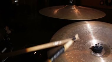 Davul çalan bir davulcunun yakın çekimi. Davul çalan bir davulcunun yakın plan çekimi..