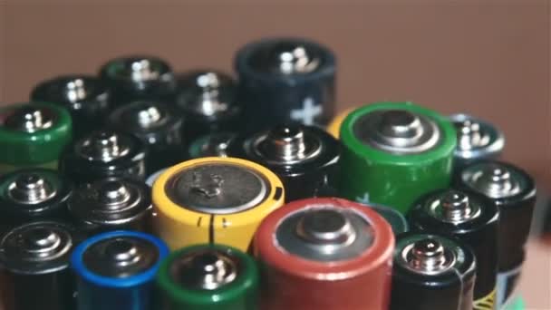 Použité tužkové baterie jsou připraveny k recyklaci. Rotace Použité alkalické baterie. Koncept ochrany životního prostředí — Stock video