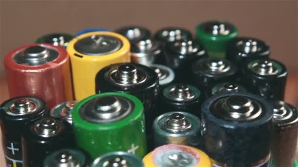 Rotacja Używane baterie alkaliczne. Zastosowane baterie AA są przygotowywane do recyklingu. Koncepcja ochrony środowiska — Wideo stockowe