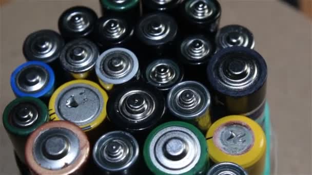 As pilhas AA usadas são preparadas para reciclagem. Rotação Usado baterias alcalinas. Conceito de protecção ambiental — Vídeo de Stock