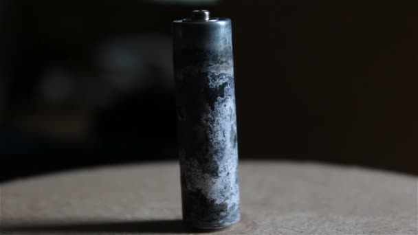 Rotazione Usato batterie alcaline. Concetto di protezione ambientale.Le batterie AA usate sono preparate per il riciclaggio. — Video Stock