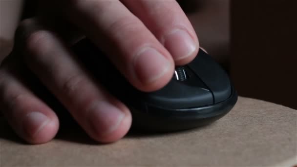 Uma mão masculina usa ativamente um mouse de computador. Um homem usa um mouse de computador enquanto trabalha em um computador pessoal. Um homem clica em um mouse de computador enquanto trabalha em um escritório. — Vídeo de Stock