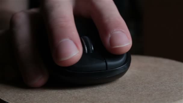 Mężczyzna klika na myszy komputerowej podczas pracy w biurze. Męska ręka aktywnie używa myszki komputerowej. Mężczyzna używa myszki komputerowej podczas pracy na komputerze osobistym. — Wideo stockowe