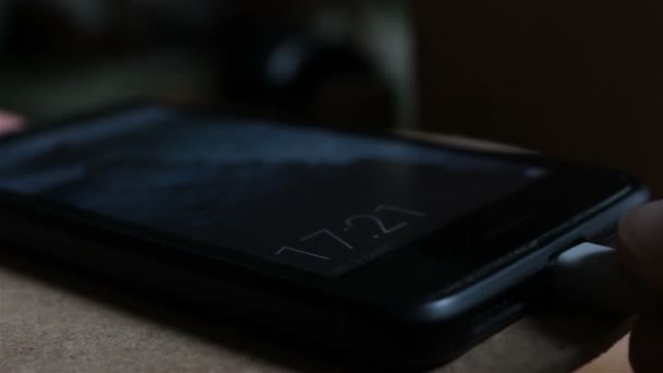 Tutup baterai pengisian smartphone. smartphone hitam sedang diisi dari charger. — Stok Video