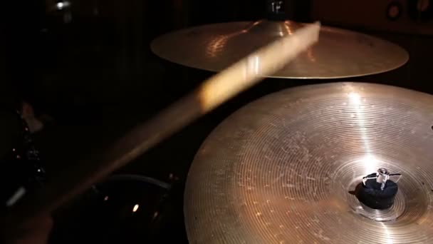 Detailní záběr bubeníkovy ruky hrající na bicí soupravu. Detailní záběr bubeníka hrajícího na bicí sadu. — Stock video