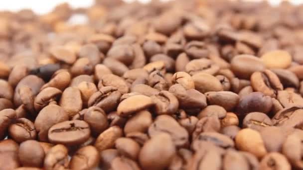 커피 콩의 회전을 클로즈업 한 거죠. 볶은 향료 커피 가 접시 위에서 회전 한다. — 비디오