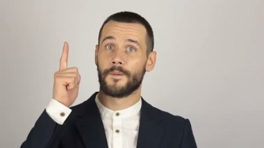 Genç başarılı iş adamı işaret parmağını kaldırır ve başını sallar. Genç ve başarılı bir iş adamının portresi....