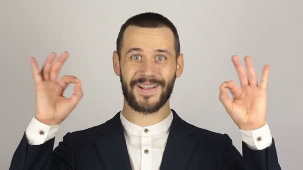 Fiatal jóképű üzletember azt mondja, oké, és megmutatja gesztus oké — Stock videók