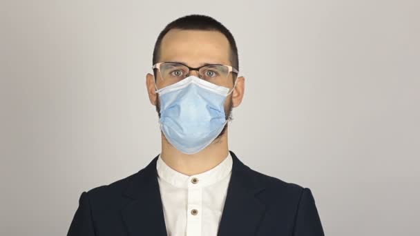 Молодий успішний бізнесмен знімає свою медичну захисну маску і зітхає з полегшенням . — стокове відео