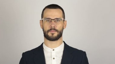 Genç ve başarılı bir işadamı geri arama talep eder ve el hareketi yapar..
