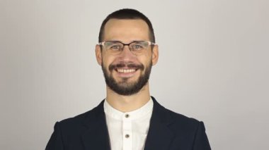 Genç ve başarılı bir işadamı geri arama talep eder ve el hareketi yapar..