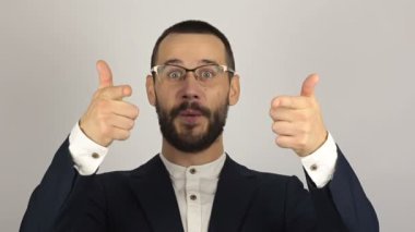 Genç ve başarılı bir işadamı geri arama talep eder ve el hareketi yapar..
