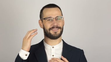 Genç ve başarılı bir iş adamı, bir video sohbetinde ortaklarıyla konuşuyor..