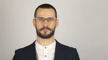 Genç ve başarılı bir iş adamı olgun organik bir balkabağını elinde tutuyor. Genç yakışıklı iş adamı elinde bir balkabağı tutuyor ve cadılar bayramı kutlamasına hazırlanıyor..