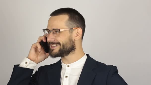 Mladý úspěšný podnikatel mluví s partnery na mobilním telefonu. — Stock video