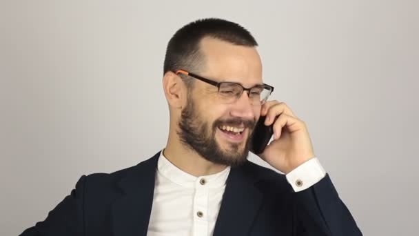 Um jovem empresário de sucesso está conversando com parceiros em um telefone celular. — Vídeo de Stock