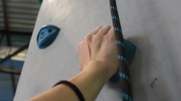 Nahaufnahme Der Hand Eines Bergsteigers Der Seine Fähigkeiten Der Turnhalle — Stockvideo