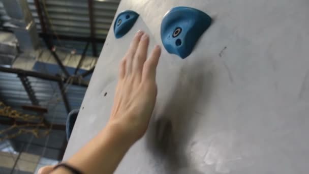 Nahaufnahme Der Hand Eines Bergsteigers Der Seine Fähigkeiten Der Turnhalle — Stockvideo