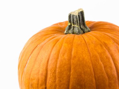 Beyaz arka planda taze organik balkabağı. Beyaz arka planda Cadılar Bayramı balkabağı. Beyaz arka planda olgun turuncu balkabağı.