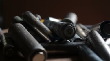 Kullanılmış Alkali piller. Kullanılmış AA piller geri dönüşüm için hazırdır. Çevre koruma kavramı