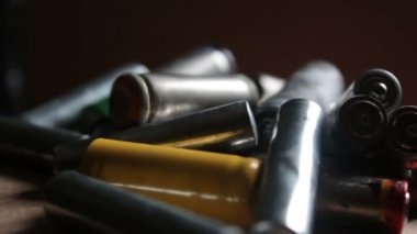 Kullanılmış Alkali piller. Kullanılmış AA piller geri dönüşüm için hazırdır. Çevre koruma kavramı