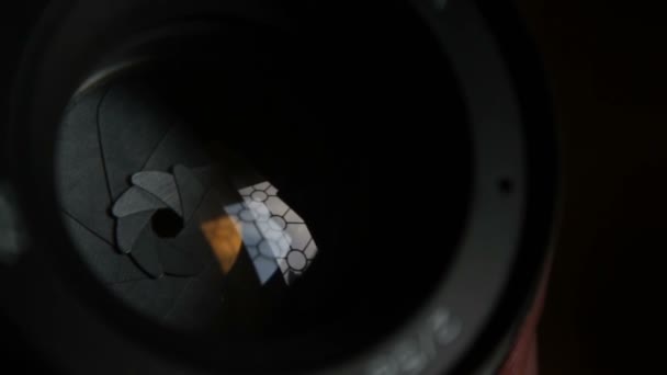 Aperture摄影镜头特写 相机镜头中窗户的多色反射 相机镜头上光圈拍动的动作 — 图库视频影像