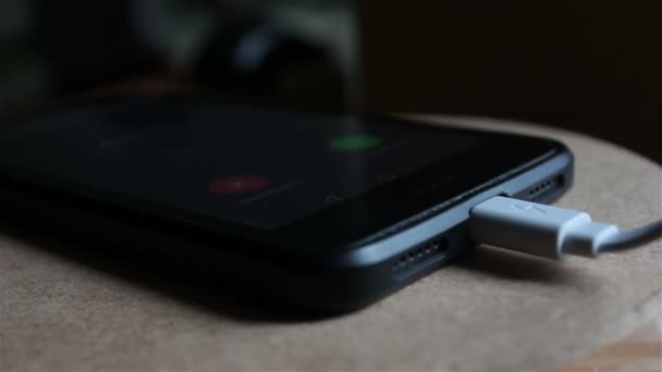 Schwarzes Smartphone Wird Vom Ladegerät Aufgeladen Nahaufnahme Des Smartphone Akkus — Stockvideo