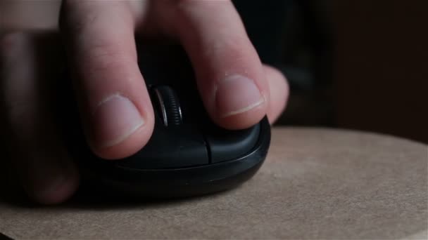 Человек Щёлкает Компьютерной Мышью Время Работы Офисе Мужская Рука Активно — стоковое видео
