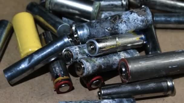 Rotasi Digunakan Baterai Alkaline Batteries Used Dipersiapkan Untuk Daur Ulang — Stok Video