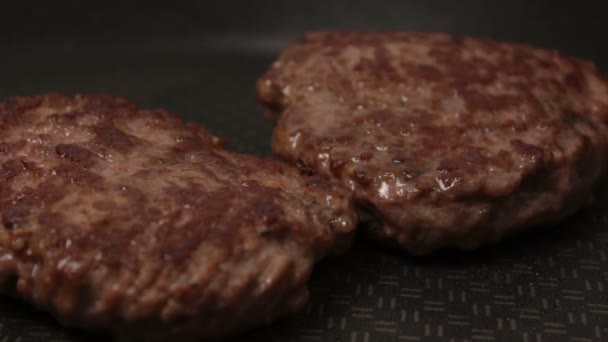 Chef Põe Rissóis Vaca Grelha Uma Costeleta Carne Suculenta Frita — Vídeo de Stock