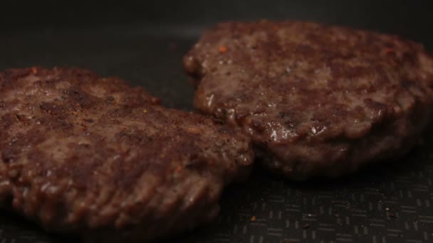 Chef Pone Empanadas Carne Parrilla Una Jugosa Chuleta Ternera Frita — Vídeos de Stock