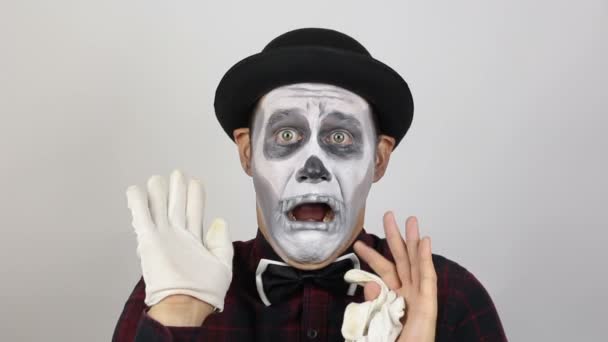 Clown Spaventoso Guarda Telecamera Ride Terribilmente Uomo Orribile Smorfie Trucco — Video Stock