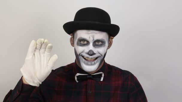 Läskig Clown Tittar Kameran Och Skrattar Fruktansvärt Hemsk Man Clownsmink — Stockvideo