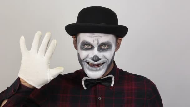 Uomo Terribile Truccato Clown Agita Mano Saluta Vittima Clown Spaventoso — Video Stock