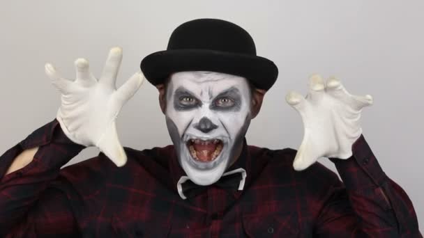 Okropny Facet Makijażu Klauna Przerażających Gestów Straszny Klaun Patrzy Kamerę — Wideo stockowe