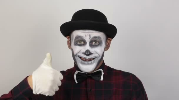 Palyaço Makyajlı Korkunç Bir Adam Gülümsüyor Baş Parmağını Kaldırıyor Korkunç — Stok video