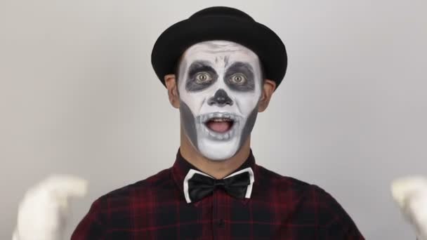 Ужасный Человек Клоунском Макияже Указывает Пальцем Вниз Страшный Клоун Смотрит — стоковое видео