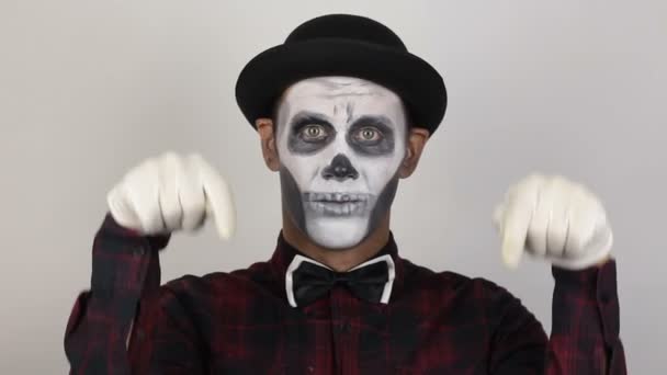 Schrecklicher Mann Clown Schminke Zeigt Mit Dem Zeigefinger Nach Unten — Stockvideo