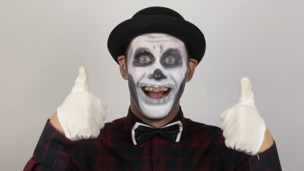 Een Vreselijke Man Clown Make Glimlacht Toont Een Duim Omhoog — Stockvideo