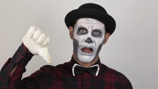 Schrecklicher Mann Clown Schminke Der Einen Daumen Nach Unten Zeigt — Stockvideo