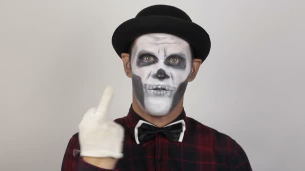 Ένας Απαίσιος Άντρας Μακιγιάζ Κλόουν Δείχνει Μια Άσεμνη Χειρονομία Τρομακτικός — Αρχείο Βίντεο
