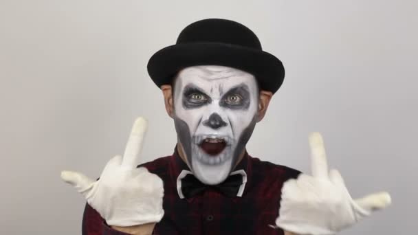 Hemsk Man Clownsmink Visar Oanständig Gest Den Läskiga Clownen Tittar — Stockvideo