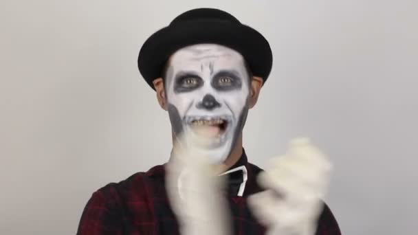 Жахлива Людина Клоун Макіяжі Активно Згинає Руки Страшний Клоун Дивиться — стокове відео