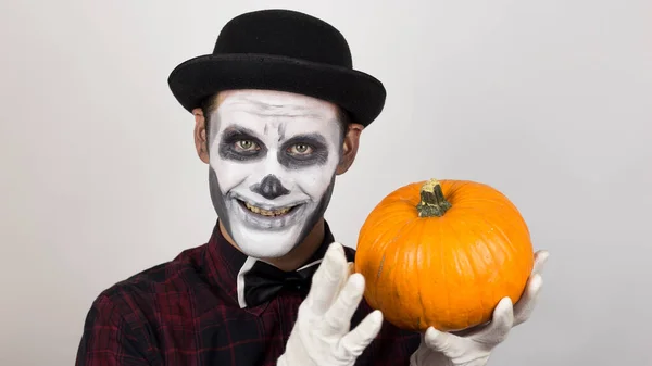 Horrible Man Clown Make Holds Pumpkin Symbol Halloween Scary Clown — Stock Photo, Image