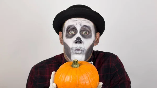 Hemsk Man Clownsmink Har Pumpa Symbol För Halloween Läskig Clown — Stockfoto