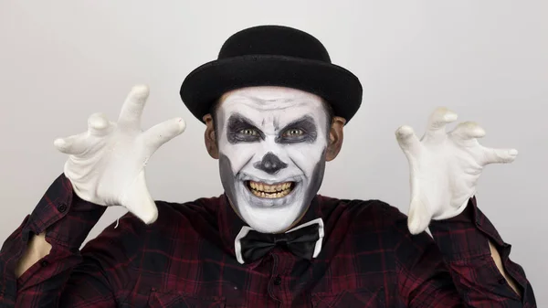 Hemsk Man Clowngrimaser Och Gör Skrämmande Gester Läskig Clown Tittar — Stockfoto